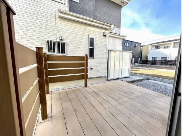 南側にはウッドデッキスペースを完備