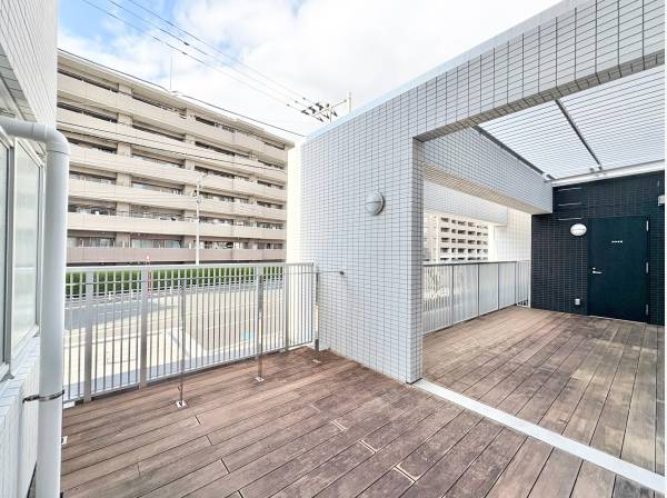 ２階共用部にはウッドデッキがあります！