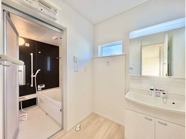 白を基調とした洗面室