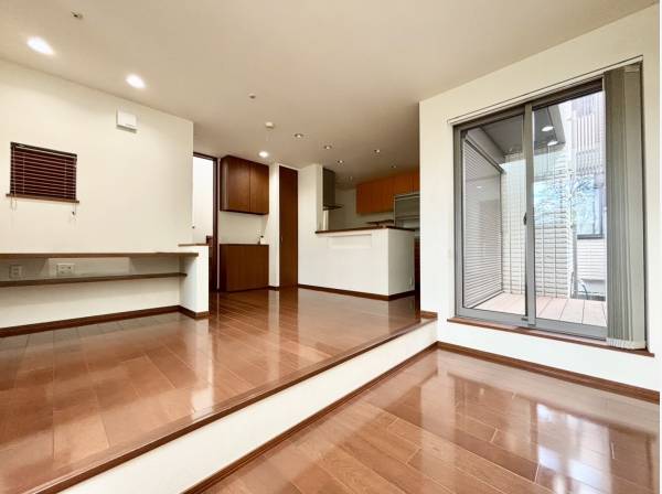 ダウンフロアとLDK合わせて約17.4帖ございます