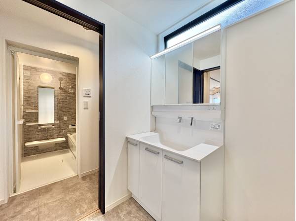 洗面室と脱衣室を分けることで、ご家族が気を使うことなく生活を送れます。