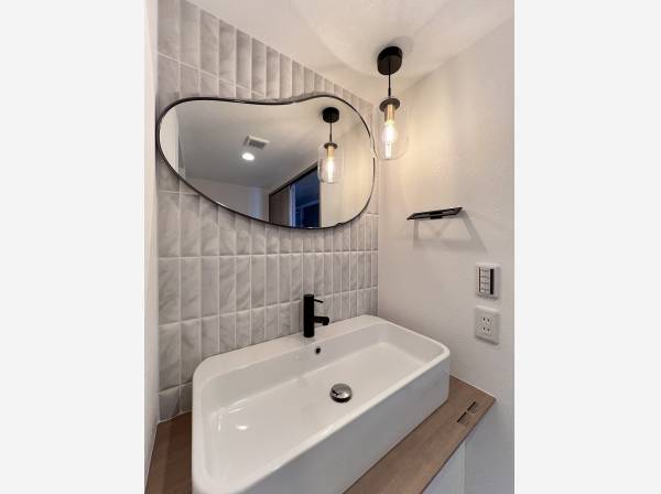 毎日の身支度も特別なひと時となりそうな造作洗面スペース