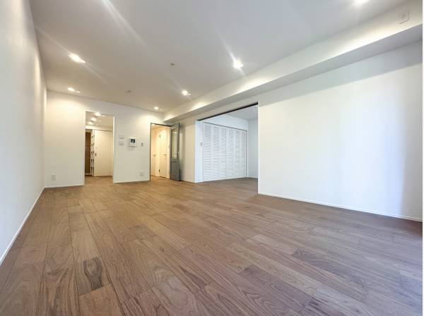 木目調が落ち着くカフェのようなリビング