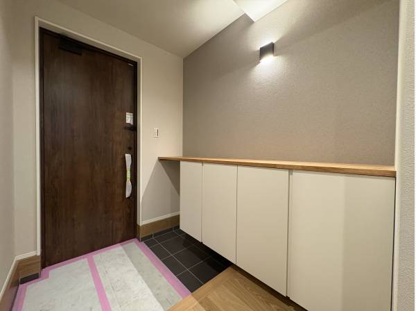 玄関は広々としております。