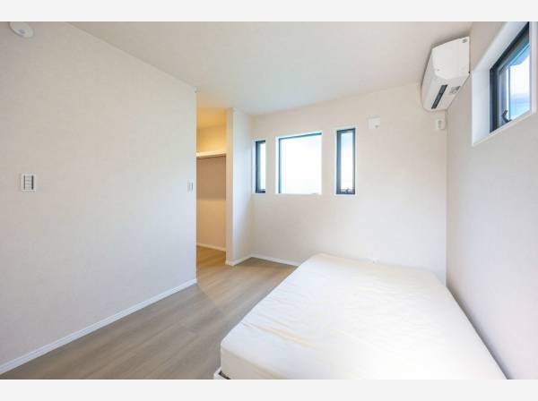 陽当たりの良さそうな洋室