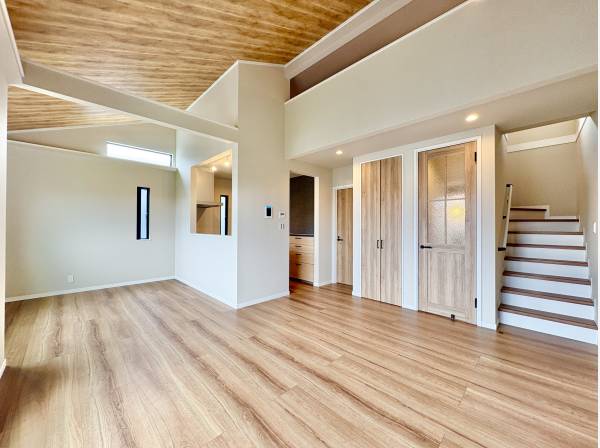 陽光差しこみリビングで家族団らんのひとときをお過ごしください