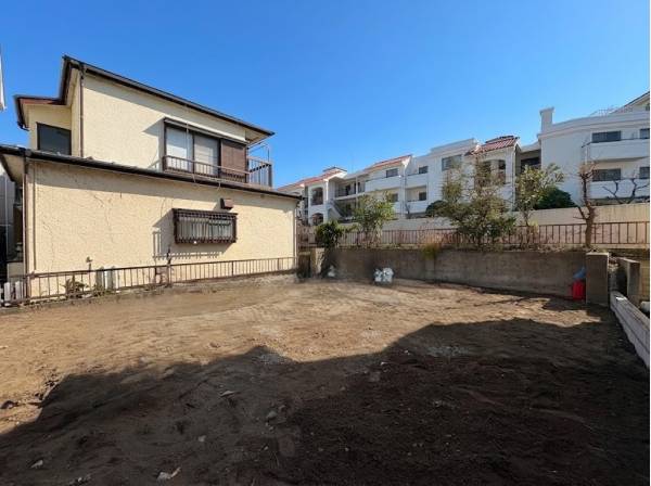 南側が駐車場のため日当たり良好です