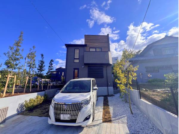 お車も停めやすいです