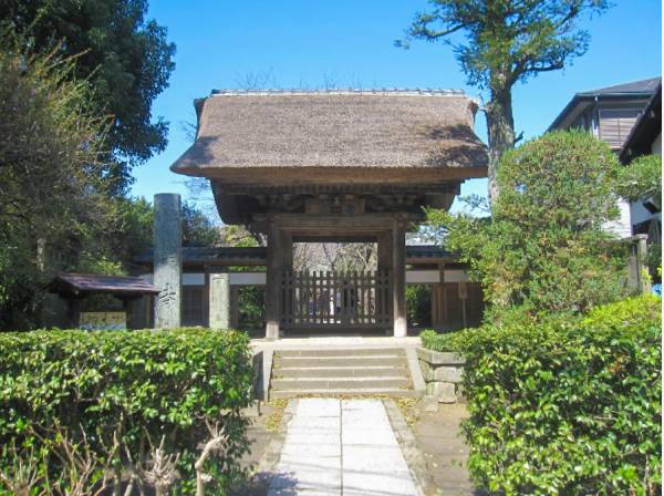 はい、こちらが駅名にもなっている極楽寺です！徒歩9分、約700m
