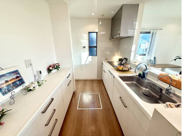 食洗器完備のシステムキッチン。奥にはパントリー完備