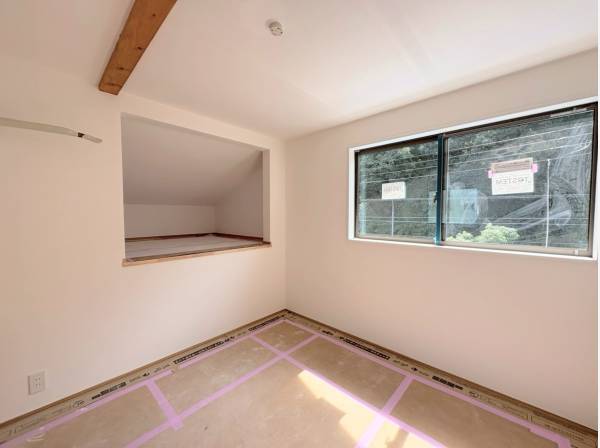 2階居室、窓からはあたたかい日差しと緑豊かな自然を