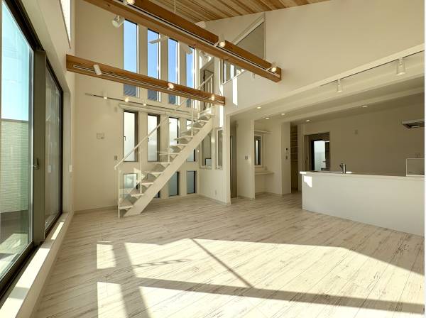 階段越しに抜ける光が心地よく広がり住まいに伸びやかな表情をつくる空間