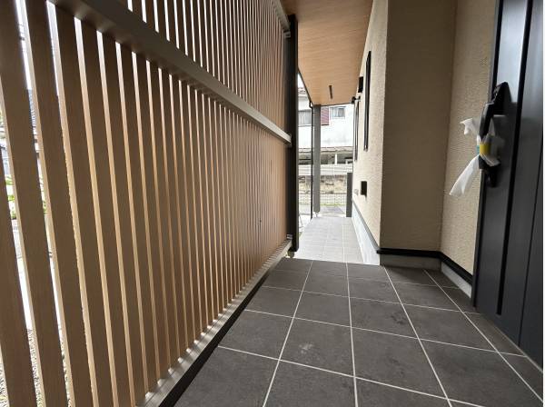 鎌倉の雰囲気が漂う玄関前