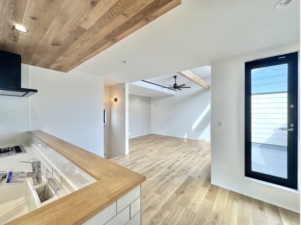 視線が抜ける設計が心地よい、家族を感じるLDK動線。