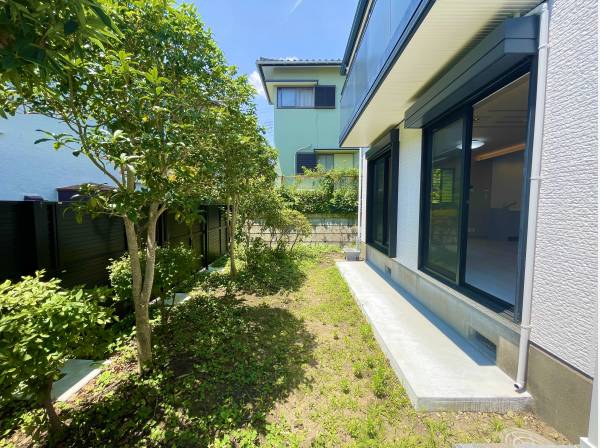 お庭は陽当たりが良く家庭菜園などが楽しめます