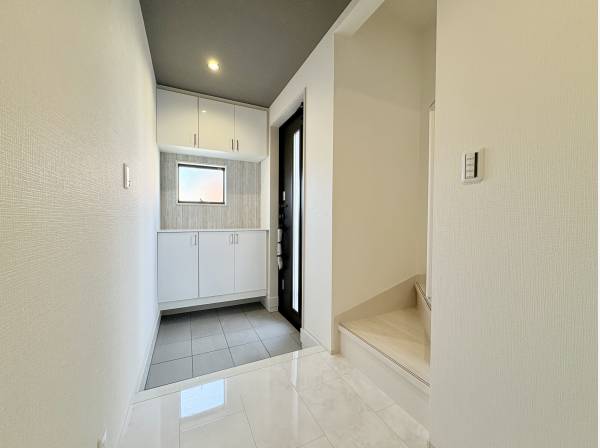 玄関から直接２階に上がることができる間取りです。