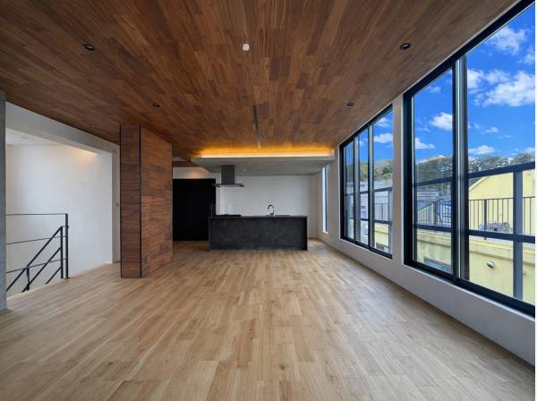 木の温もりと開放感が調和する上質リビング空間設計。