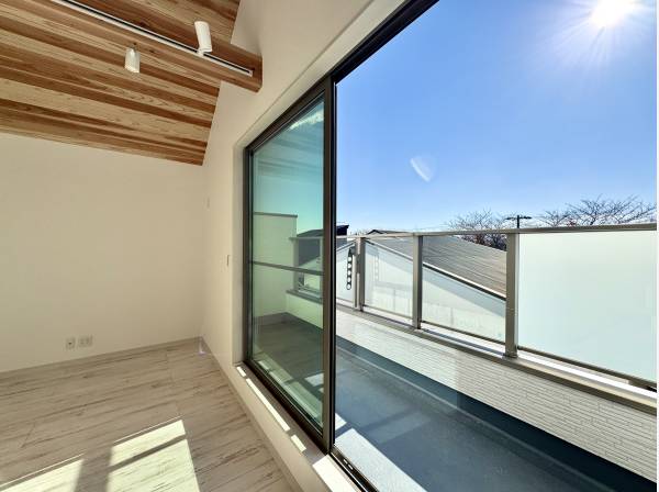 リビングメインの窓はご覧の広さで開放感に溢れます