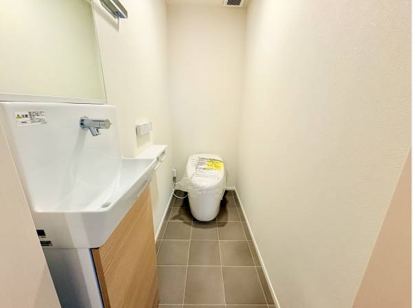 独立した手洗いカウンターが嬉しい、清潔感あふれるレストルーム