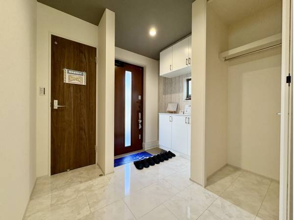 玄関スペースです。収納もたっぷりです。