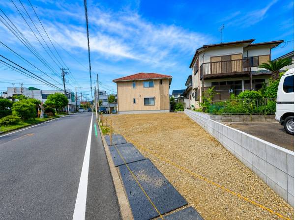 前面道路も広いのでアクセスもスムーズです