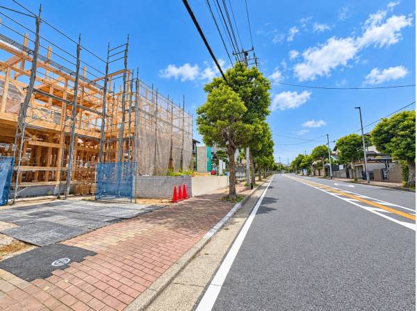 前面道路、日当たりも良好です。