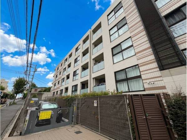 落ち着いた住宅街に佇む2017年築のマンション