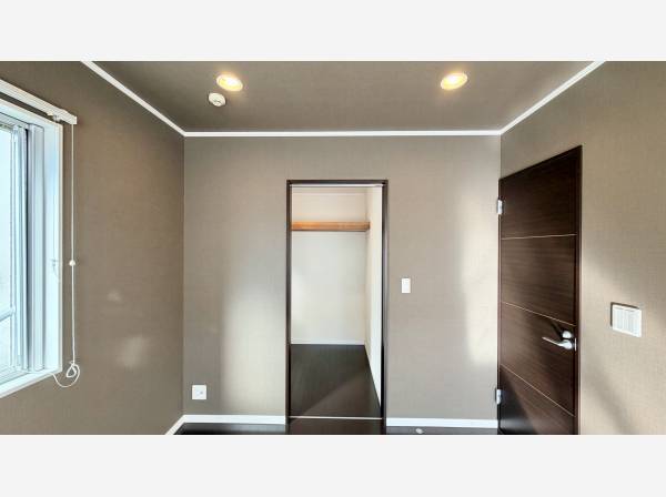 クロスの色がオシャレなウォークインクローゼット