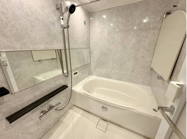 バスルーム浴室乾燥機付きです