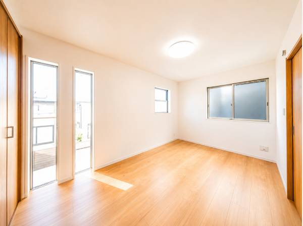 光の注ぐ主寝室。明るく心地よい目覚めを叶えてくれます。