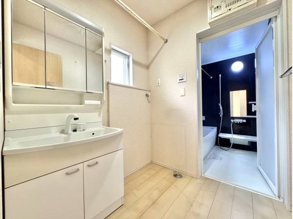 窓付きで明るく換気もしやすい洗面スペース