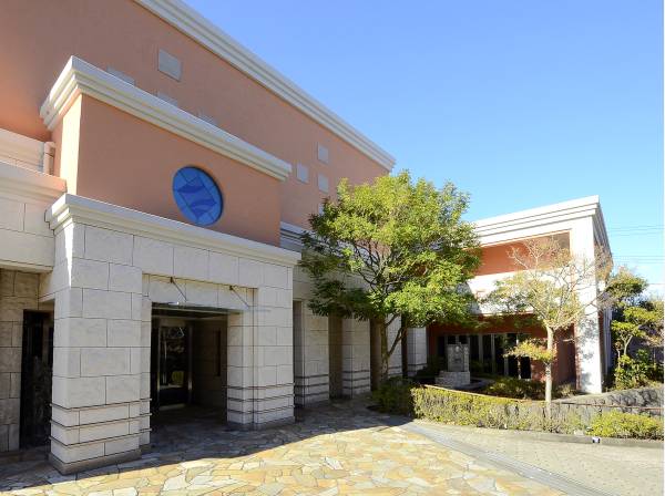 オリエンタルな雰囲気を纏うマンションの外観