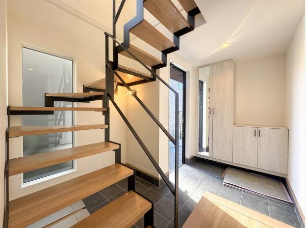 玄関は土間が広がり濡れたサーフボードなども気兼ねなく持ち込めます