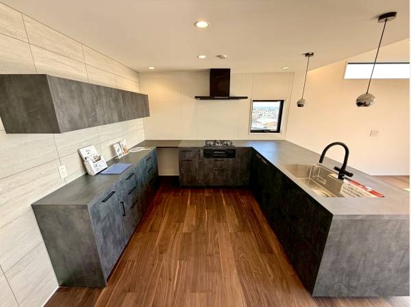 グラフテクト社製のスタイリッシュなキッチン