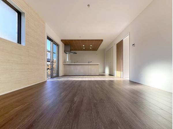 南西側が抜けており1階でも明るい陽の射し込むリビング