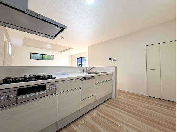 家族の会話が自然に生まれる開放的なキッチン