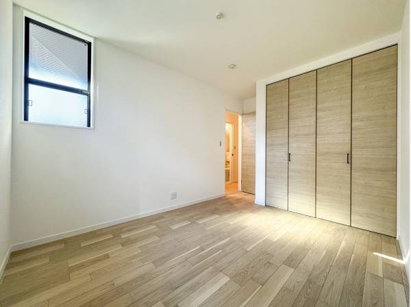 木目の暖かな雰囲気がホッとできるベッドルーム