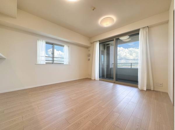 二面採光の陽の光に包まれたお部屋は角部屋ならでは