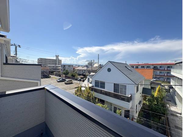 遮る建物がなく空を感じる抜けた眺望が広がります