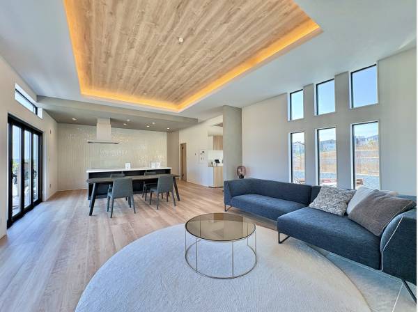 陽光を沢山取り込める大きな窓のおかげで明るい空間に