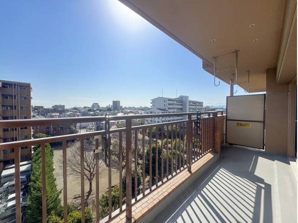 抜け感が心地よいバルコニーからの開けた眺望