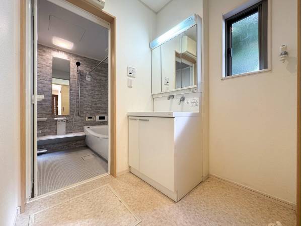 バスルームのモザイクタイルが豊かな表情を与えます