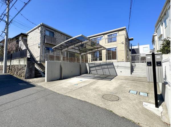 並列駐車可能なカースペースは1台分のカーポートを完備
