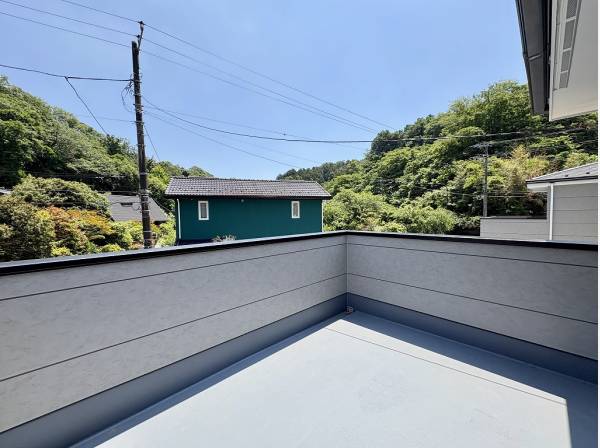 大きなルーフバルコニーからも周囲に広がる緑を望みます

