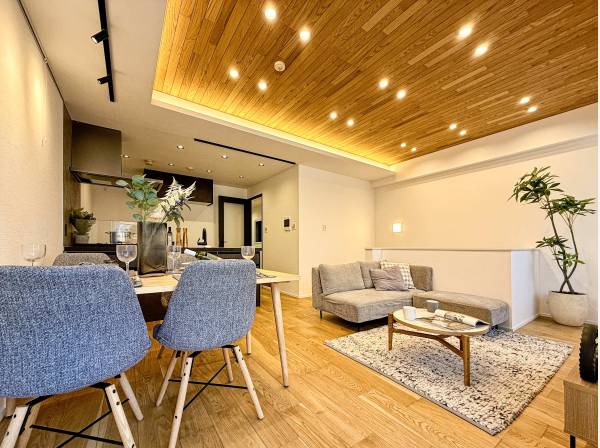 フルリノベーションされたＬＤＫは約14.8帖の無垢の突き板仕様。