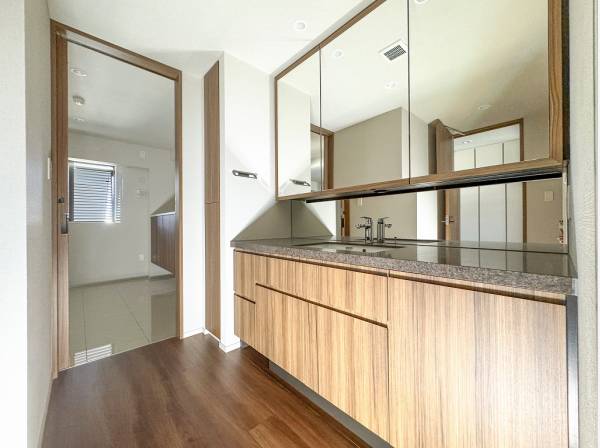 大きなミラーに広々とした洗面スペースで朝の準備も快適に