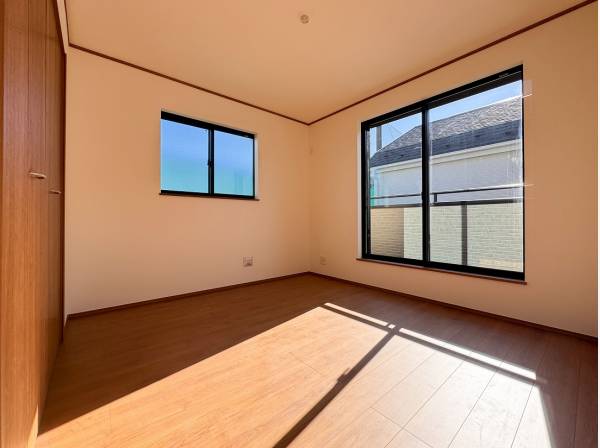 大きな窓から陽だまりが広がり暖かそうです