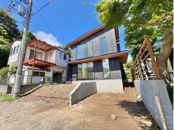 湘南お青空に映える、焼き板の外壁が美しい