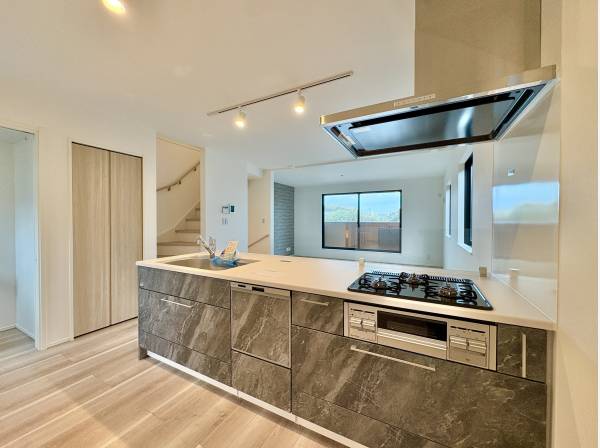 「私もお手伝いする！」子供たちの好奇心を引き出すオープンな空間のキッチン