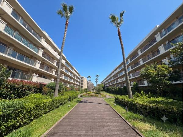 湘南らしいリゾート感溢れる中庭